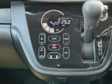 オートエアコン付き♪温度調整、風量調整も自動でしてくれますから、車内はいつも快適空間でございます!想像以上に便利な装備なんですよ☆