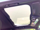 【ガラスルーフ】ガラスルーフ搭載で車内の解放感が一気にアップ!開放的なドライブをお楽しみいただけます。