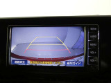 バックガイドモニター付き。車両後方の映像をナビ画面に表示し、駐車などの後退操作をサポートします。