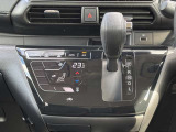 ボタンでの簡単な操作で室内を快適な温度にします。夏場・冬場でも快適なドライブができます!さらにクリーンフィルターの採用で車内の空気をキレイにするなど、いろいろな機能を持つ便利なオートエアコン。