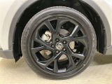 純正のアルミホイールが装着されています。