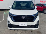 正面は印象的な日産のVモーショングリル☆