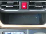 ワイヤレス充電機能 Qi がインパネセンタートレイにあり便利です。