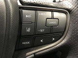 ステアリングスイッチ付きで、運転中に視線を前に向けたまま操作できます。