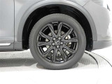 純正アルミホイールを装備、タイヤサイズは225/55R19です。