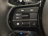 ステアリングリモコンは、運転中でも簡単に音量調整やチャンネル変更もできます!わき見運転防止にもつながるので安心です♪