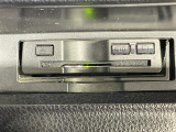 【ETC】有料道路を利用する際に料金所で停止することなく通過できる、ETC車載器(ノンストップ自動料金収受システム機器)が装備されています。セットアップを行うことで利用可能になります。