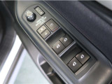 電動格納&ミラー角度調整機能付きです。