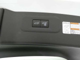 【パワーバックドア】パワーバックドア装着車です。ボタンを押すだけ、力要らずでドアの開閉が可能になります。