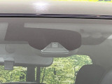 【エマージェンシーブレーキ】走行中に前方の車両等を認識し、衝突しそうな時は警報とブレーキで衝突回避と被害軽減をアシスト。より安全にドライブをお楽しみいただけます。