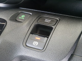 【電子制御パーキングブレーキ】スイッチ操作でパーキングブレーキをオン/オフ。発進時、運転席のシートベルトが着用されている時アクセルを踏めば自動的に解除されます。