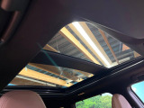 【大型サンルーフ】車内の解放感が一気に上がる大型のパノラマルーフ!季節を問わず開放的で快適なドライブをお楽しみいただけます。流通量も少なく希少価値の高い人気の装備です♪