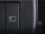 オートマチックハイビームとは、先行車や対向車のライトを認識し、ハイビームとロービームを自動で切り替える機能です。夜道の視界を確保します。詳細は販売店スタッフまでお尋ね下さい。