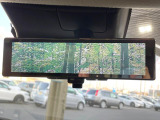 【インテリジェントルームミラー】後席の大きな荷物や同乗者で後方が確認しづらい時でも安心!カメラが撮影した車両後方の映像をルームミラー内に表示。クリアな視界で状況の確認が可能です!