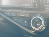 【オートエアコン】一度お好みの温度に設定すれば、車内の温度を検知し風量や温度を自動で調整。暑い&hellip;寒い&hellip;と何度もスイッチ操作をする必要はありません。快適な車内空間には必須の機能ですね♪