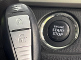 【キーレススタートシステム】カバンやポケットに入れたままでもドアの施錠・解錠が可能なスマートキーを装備。エンジンのオン・オフ時もカギを取り出す必要が無いからとっても便利です♪