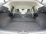 広々ラゲッジスペースはレジャーやアウトドアにピッタリです。リアシートは4:2:4の3分割で倒すことができます。後部座席を倒せばたくさんの荷物を積めるフラットなラゲッジスペースになります。
