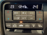 オートエアコンは左右席で独立温度コントロールが可能です。運転席はキンキンに冷やして助手席はマイルドにと言った設定が可能です☆暑さ寒さでケンカすることもなくなりますね♪