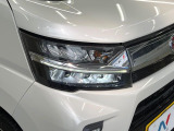 【LEDヘッドライト】悪天候や夜間走行時も良好な視界を確保し安心して運転できる高輝度LEDヘッドライトを装備!点灯速度が早く、消費電力も抑えられています。