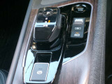 電動パーキングブレーキ装備!また、オートブレーキホールド機能もありますので、停車時ブレーキペダルから足を離してもブレーキ力を保持しているので動き出しません。(アクセルペダルを踏むと解除され発進します)