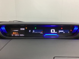 デジタル表示のスピードメーターとタコメーターを大きく配した見やすいメーター部になっています。左側のインフォメーション画面でオドメーターや燃費などの情報を確認できます。