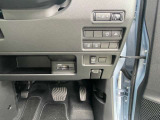 運転席に座りながら両側オートスライドドアの操作ができるスイッチ装備!