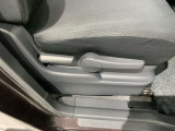 シートハイトアジャスターが付いているので運転姿勢を調整するのに便利ですね。身長に合ったシートポジションは安全運転や疲労軽減にもつながります。