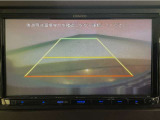 【バックカメラ】運転が苦手な方も車庫入れラクラクです!ギアをリバースに入れれば自動的に切り換わりますので、面倒な操作は不要です♪狭い駐車場もお車を傷つけず安心ですね!