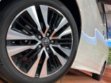【純正18インチアルミホイール】外観にマッチした純正アルミホイールを装着しております。各種社外アルミホイールや、スタッドレスタイヤも取扱いしております。是非ご相談ください♪