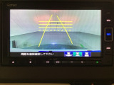 バックでの車庫入れも安心です! リアカメラが付いているバックモニター付のナビを装備しております。操作線もついており距離感も画面から確認できます。