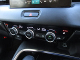 オートエアコンは左右席で独立温度コントロールが可能です。シートヒーター付きで、冷えた車内でもスイッチを押せば数秒であたたかくなります。