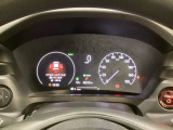 ハイブリット車専用のメーターです。右側の大型スピードメーターに加え、ステアリングスイッチを使って左のマルチインフォメーション・ディスプレイで燃費や動力伝達などの情報が見れるようになっています。