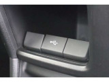 USBオーディオ用ソケットがついていますので携帯電話などを接続すれば音楽等の再生が可能です!充電用ソケットもございます!