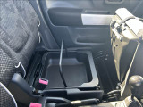 助手席シート下に便利な荷物入れ