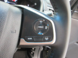 ハンドル右側にはクルーズコントロールのスイッチが装備され運転中の操作も安心して行えます!