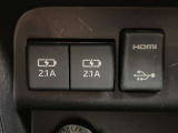 こちらのクルマはUSB接続コネクタも装備されています♪スマホの充電などにお使い下さい。ご旅行中での充電切れも、これなら心配いりませんね!