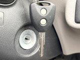 【キーレス】少し離れた場所からでもボタン一つでドアの開錠・施錠ができるのでとっても便利!ドアの鍵穴周りに傷をつけることもありません♪