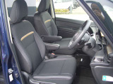運転席は広々とゆったりしております。広いと乗り降りもラクラクですし、運転時も疲れにくくて運転しやすいですよ。