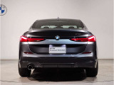 スタイリッシュに研ぎ澄まされたリアビュー。LEDライトがより引き締まったスタイルを実現。急ブレーキ時にはハザードランプ自動点灯し後続車への注意を促します。