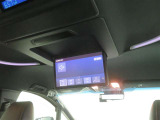 フリップダウン後席モニター。映像を後席でも楽しめます。