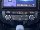 オートエアコン搭載車です。風量を自動で調節します。