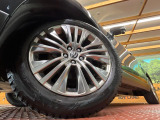 【純正19インチアルミホイール】外観にマッチした純正アルミホイールを装着しております。各種社外アルミホイールや、スタッドレスタイヤも取扱いしております。是非ご相談ください♪