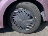 スチールホイールに日産純正ホイールカバーが付いています。