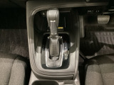 「e:HEV」搭載車です。日常シーンのほとんどをモーターで走行し、高速クルージングなどモーターよりもエンジンの方が効率が良い領域はエンジンで走行、あらゆる領域で優れた燃費走行を実現します。