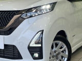 【LEDヘッドライト】悪天候や夜間走行時も良好な視界を確保し安心して運転できる高輝度LEDヘッドライトを装備!点灯速度が早く、消費電力も抑えられています。