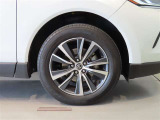 純正のアルミホイール装着車です。タイヤサイズは225/60R18です。