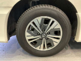 エクステリアに合ったデザインでスタイリッシュなアルミホイールが足もとに装着されております。