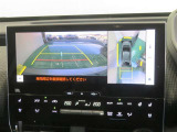 パノラミックビューモニター搭載。カメラで車両周囲の状況を映し出すため、狭い場所での駐車などに役立ちます。