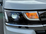 LEDヘッドランプです。走行中、周囲の明るさや暗さに応じて、自動で点灯/消灯するオートライトシステムを装備しております。