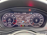 ●バーチャルコックピット(OP):全体が液晶パネルとなっている先進的なメーターパネル。通常のスピードメーターとしての機能、ナビ・オーディオ機能の確認・操作もでき、運転に集中しやすくなっております。